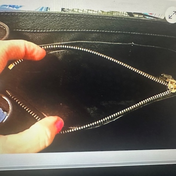 The Versace La Medusa Soft Lamb Leather Bag in size M is a luxurious and stylish - Picture 4 of 16